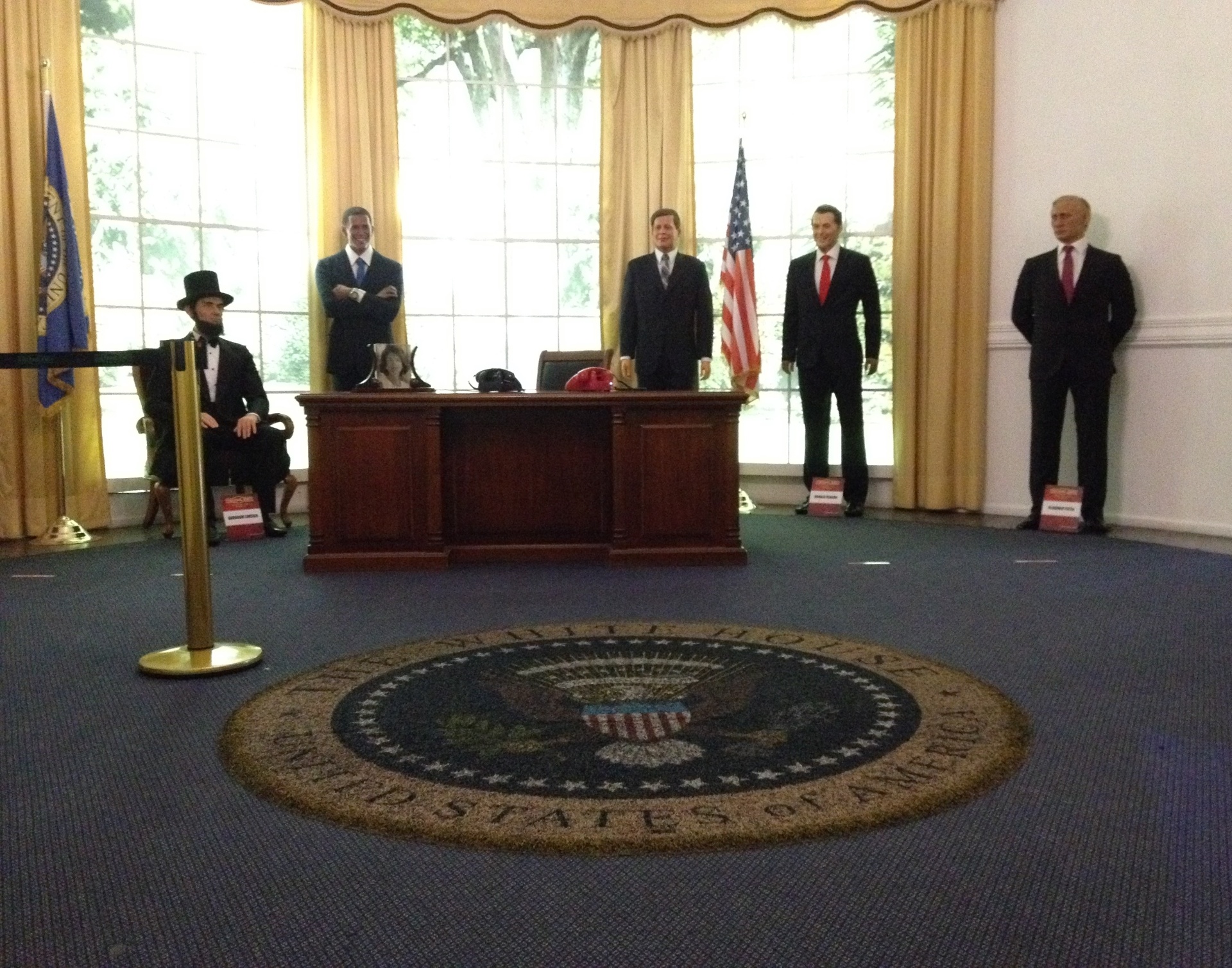 A disposição atual do Salão Oval do Dreamland, museu de cera de Gramado, traz os presidentes Abraham Lincoln, Barack Obama, John Kennedy, Ronald Reagan e Vladimir Putin - Luna D'Alama/UOL
