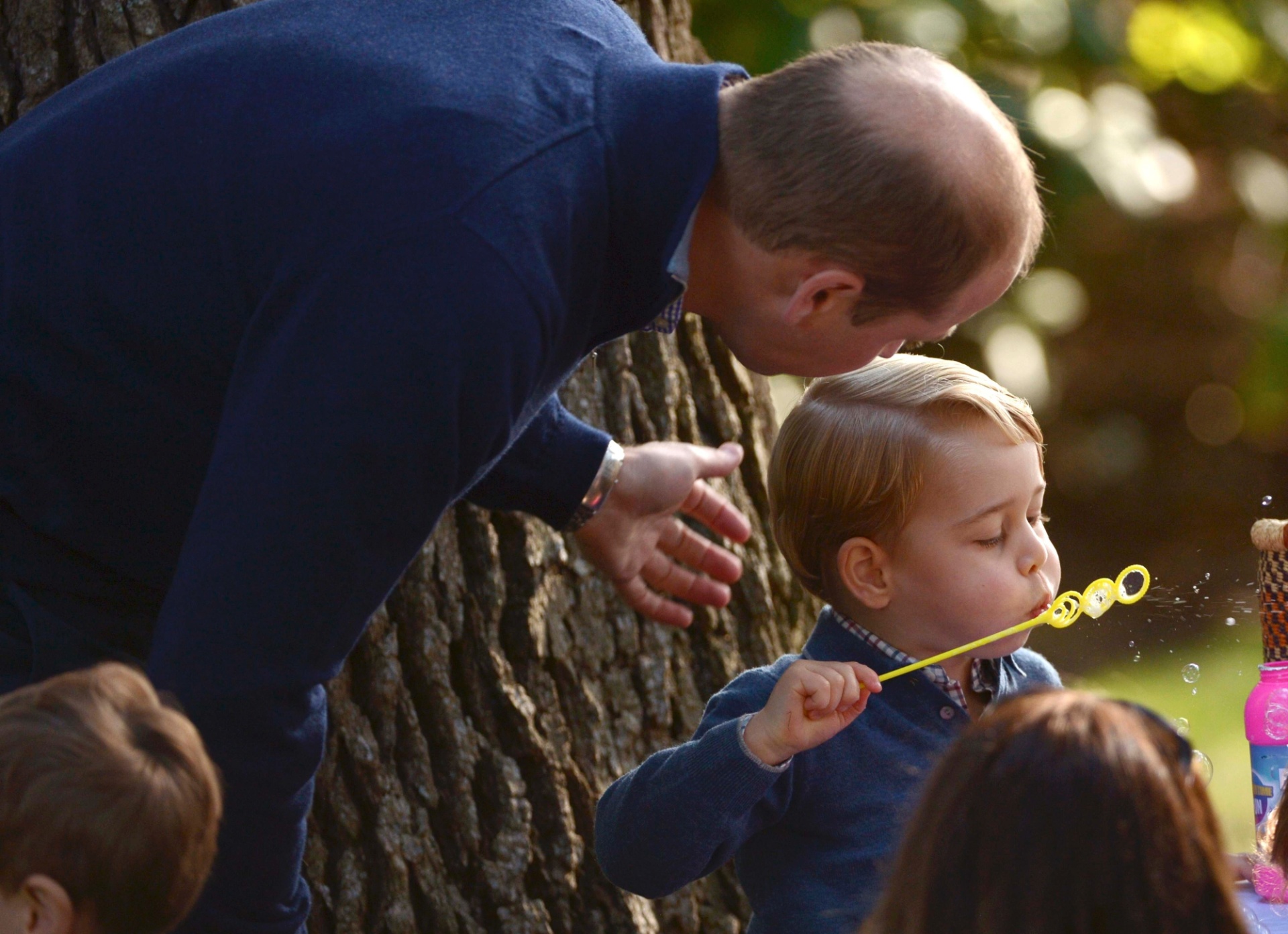 29.set.2016 - Príncipe William brinca com o filho George  durante festa em comemoração à visita da Família Real britânica a Victoria, no Canadá - Chris Wattie/Reuters