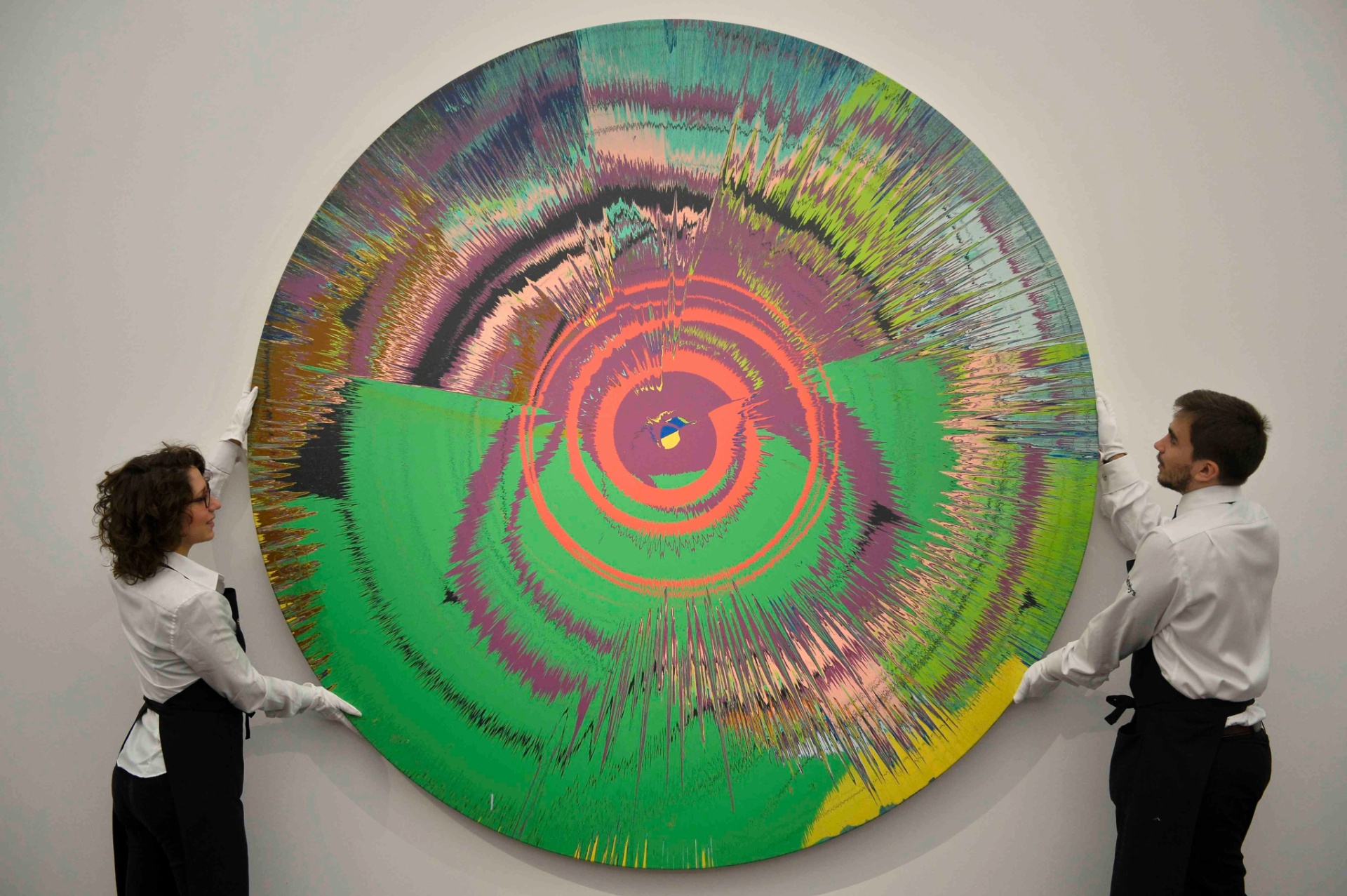 Na imagem, a obra "Beautiful, hallo, space-boy painting", uma colaboração entre Damien Hirst e David Bowie, com preço estimado em 250 mil libras. - Hannah McKay/Reuters