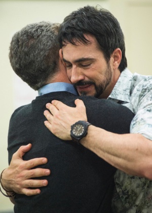 Homenageado do quadro "Visitando o passado", o Padre Fábio de Melo abraça Luciano Huck - Maurício Fidalgo/TV Globo - Maurício Fidalgo/TV Globo