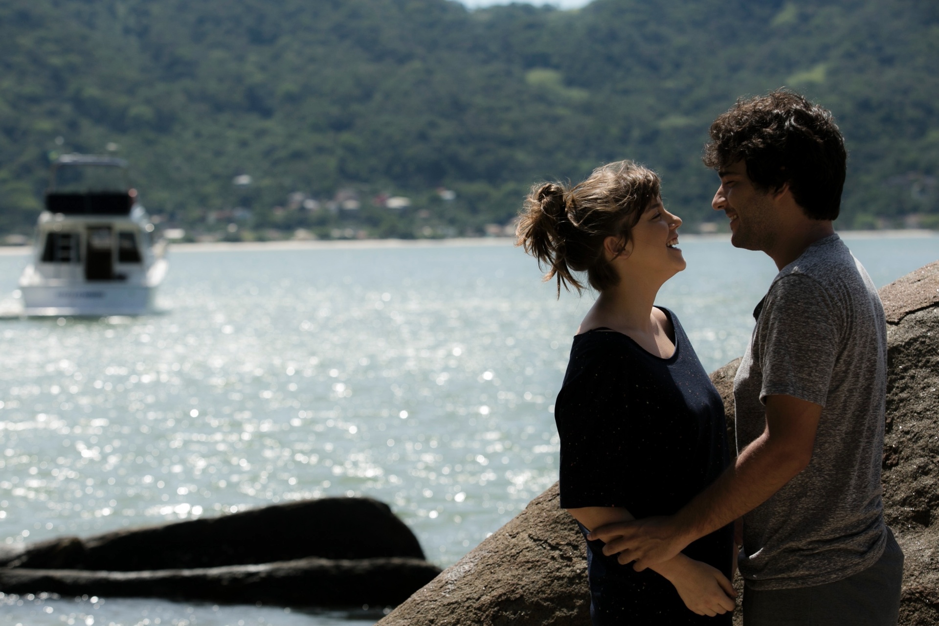 Isabela (Alice Wegmann) e Tiago (Humberto Carrão) têm momentos românticos na viagem para Ilhabela em "A Lei do Amor" - undefined