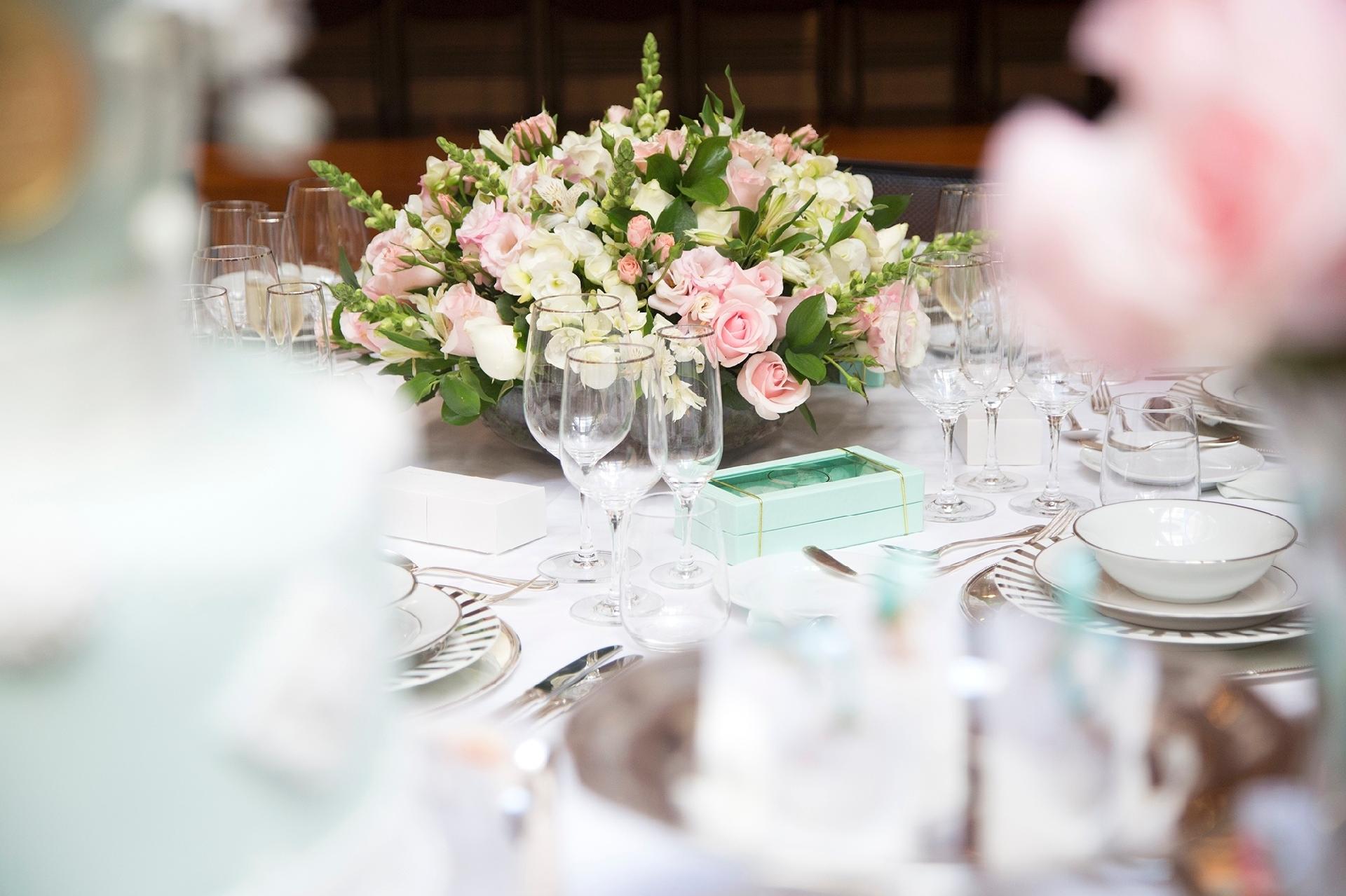 A escolha das flores é importante, porque esses delicados elementos complementam a decoração do ambiente. Para esclarecer dúvidas e estabelecer uma conexão entre os arranjos da mesa principal e os das mesas dos convidados, procure um florista. No exemplo, o arranjo baixo leva um mix delicado de flores e folhagens e se mantém na paleta de cores escolhida - Maíra Preto/ Divulgação