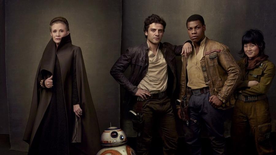 Carrie Fisher, Oscar Isaac, John Boyega e Kelly Marie Tran como os rebeldes Leia, Poe Dameron, Finn, e Rose Tico, com o droid BB-8. - Reprodução/Vanity Fair