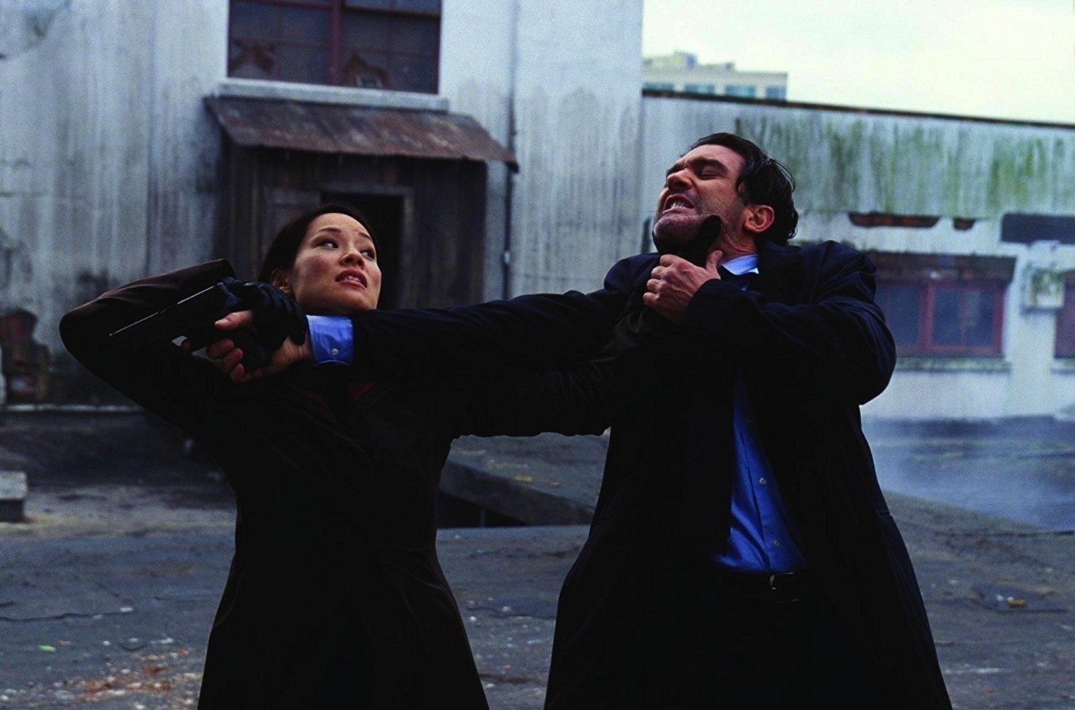 Antonio Banderas e Lucy Liu em cena de "Dupla Explosiva" (2002) - Divulgação