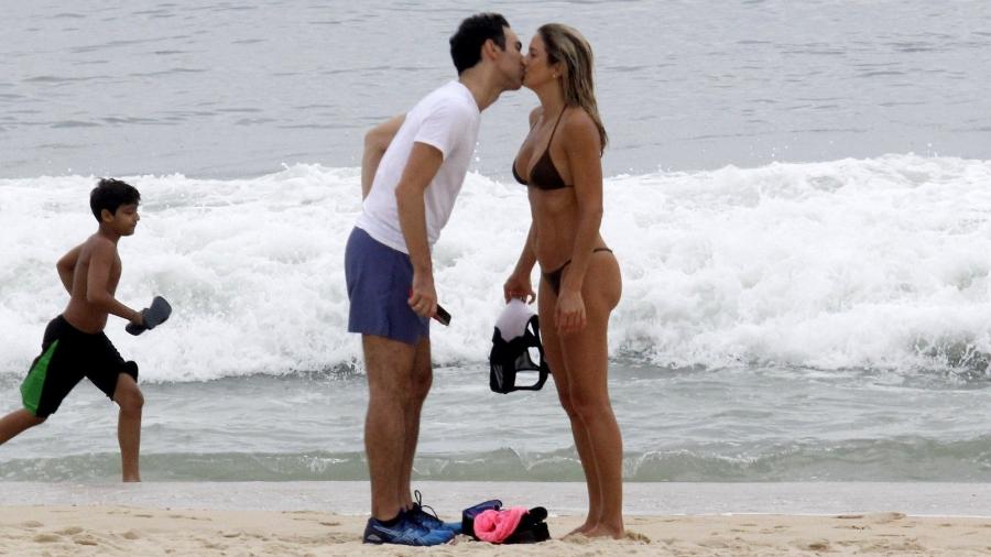 César Tralli e Ticiane Pinheiro curtiram uma praia no Rio de Janeiro, a uma semana de se casarem - AgNews/J Humberto