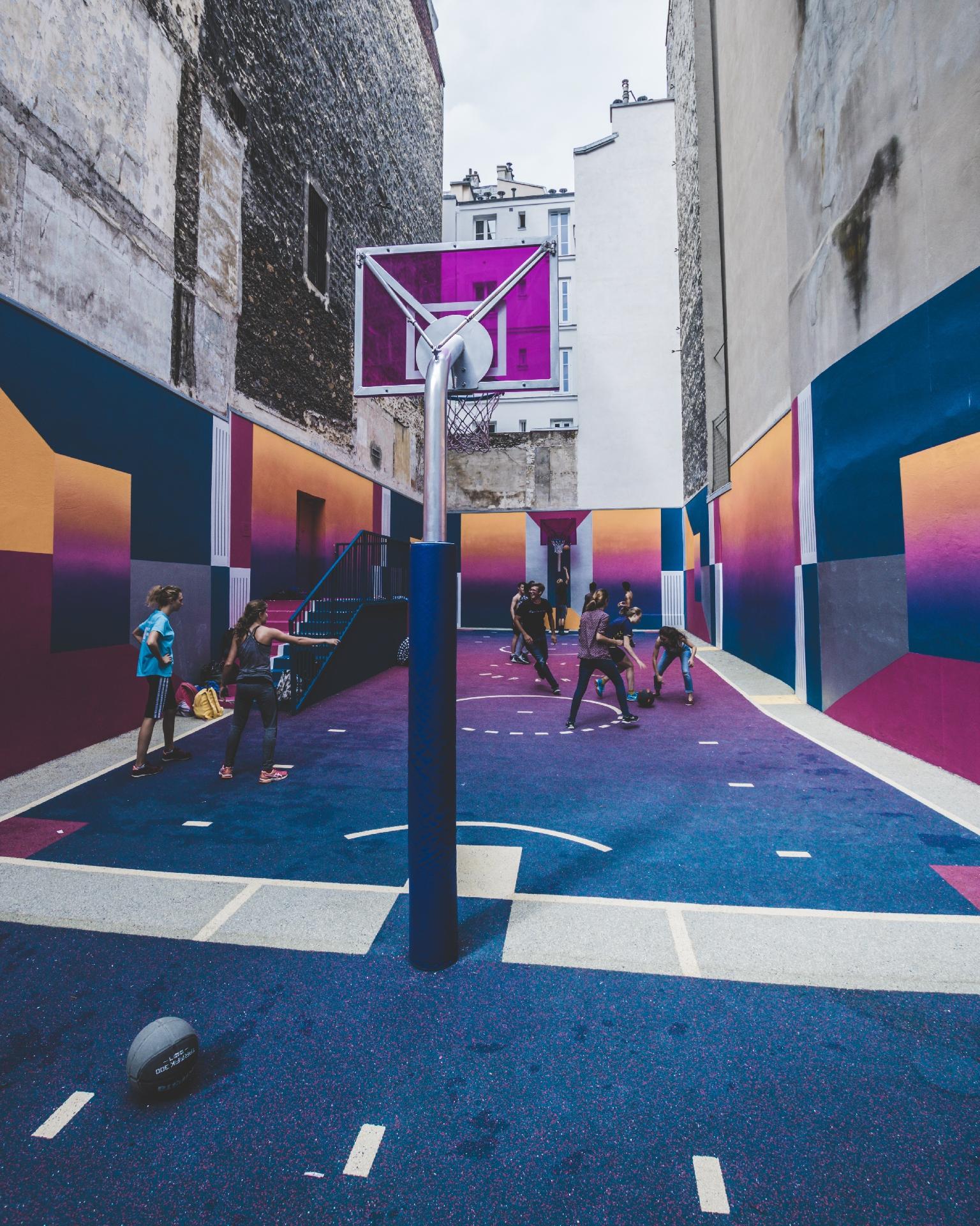 Destinos ultravioleta - Quadra de basquete de Pigalle, Paris - Divulgação/Skyscanner