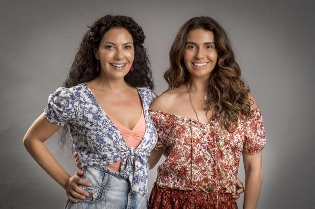 Fabiula Nacimento é Cacau em "Segundo Sol". Ela posa ao lado de Giovanna Antonelli, que interpreta Luzia - Globo/João Cotta