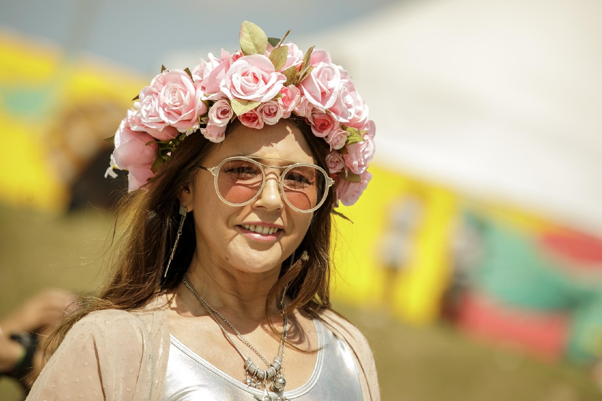 Maria Lima Macedo com coroa de flores para assistir ao show de Lana Del Rey no Lollapalooza Brasil 2018 - Mariana Pekin/UOL
