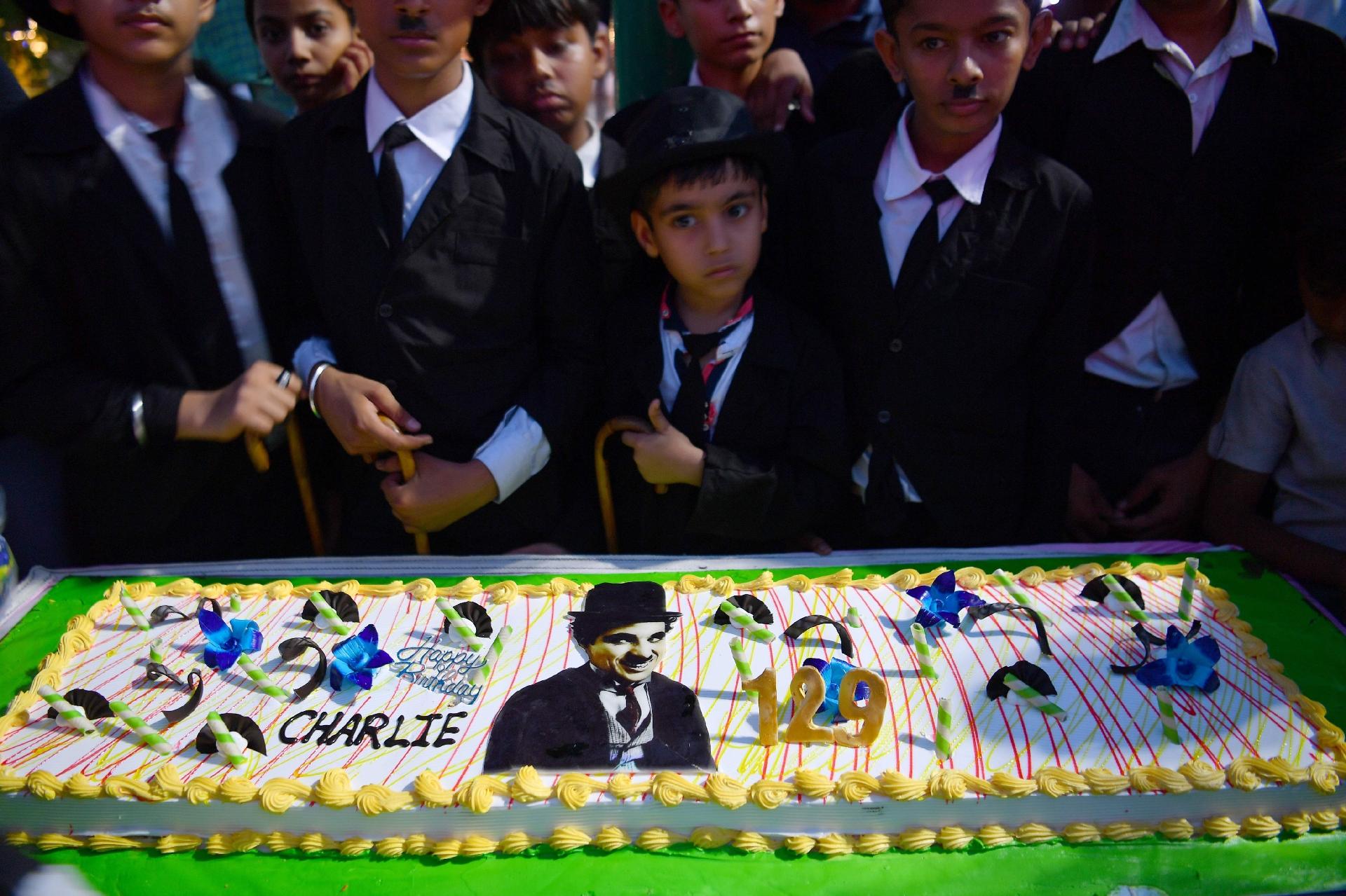 Charlie Chaplin - Aniversário na cidade de Adipur - Indranil Mukherjee/AFP