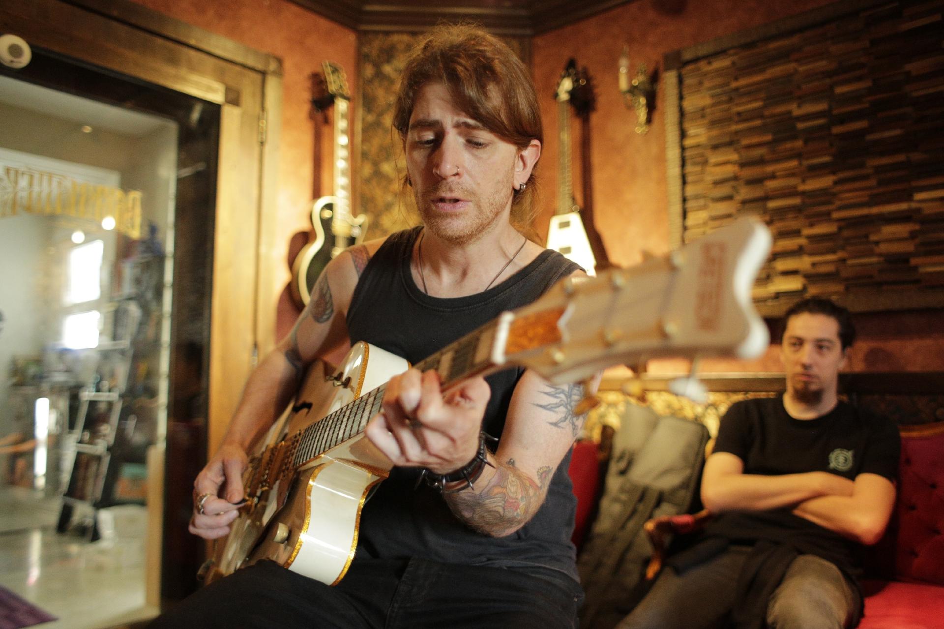 Fabiano Carelli, guitarrista do Capital Inicial, durante a gravação do 14º álbum de inéditas da banda, "Sonora" - Bruno Trindade/b+ca