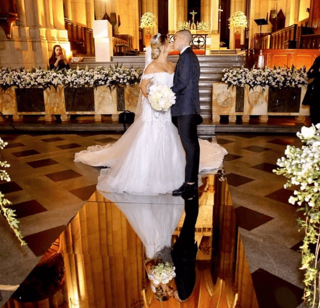 Lexa e Guimê subiram ao altar na Catedral da Sé com decoração de flores claras e muita iluminação - Reprodução/Instagram