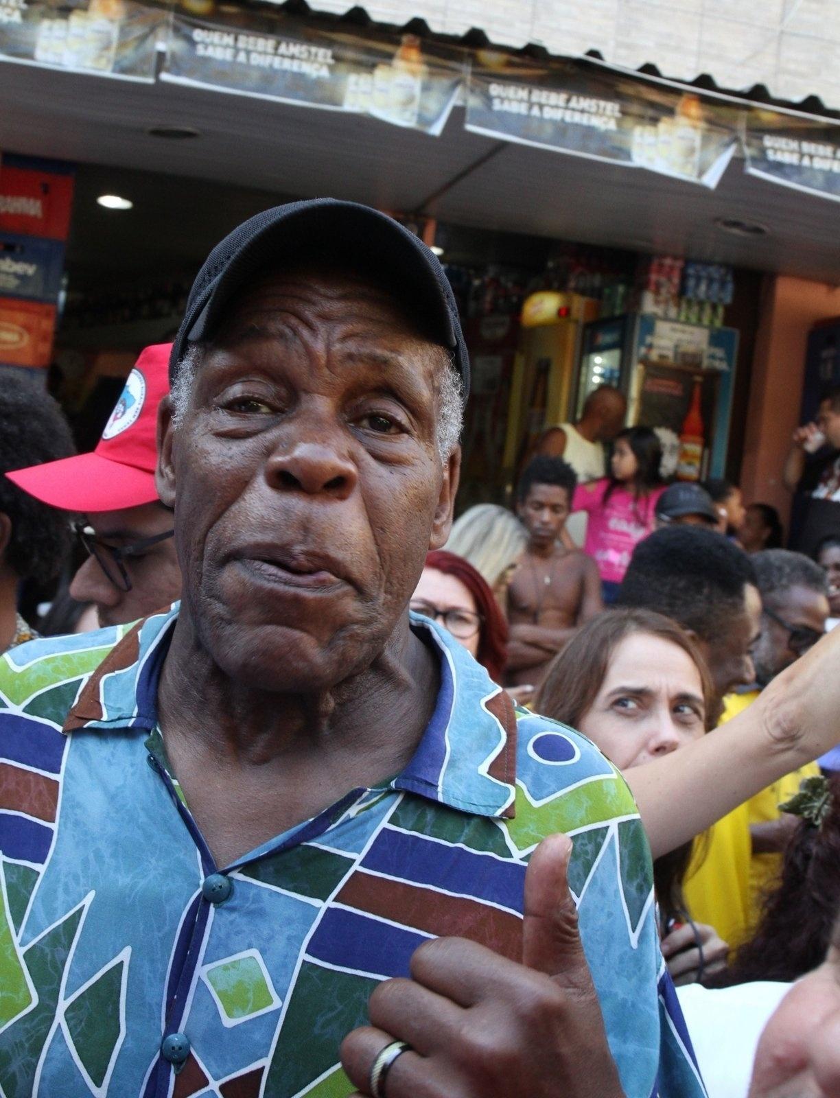 O ator americano Danny Glover esteve na favela da Rocinha - AgNews