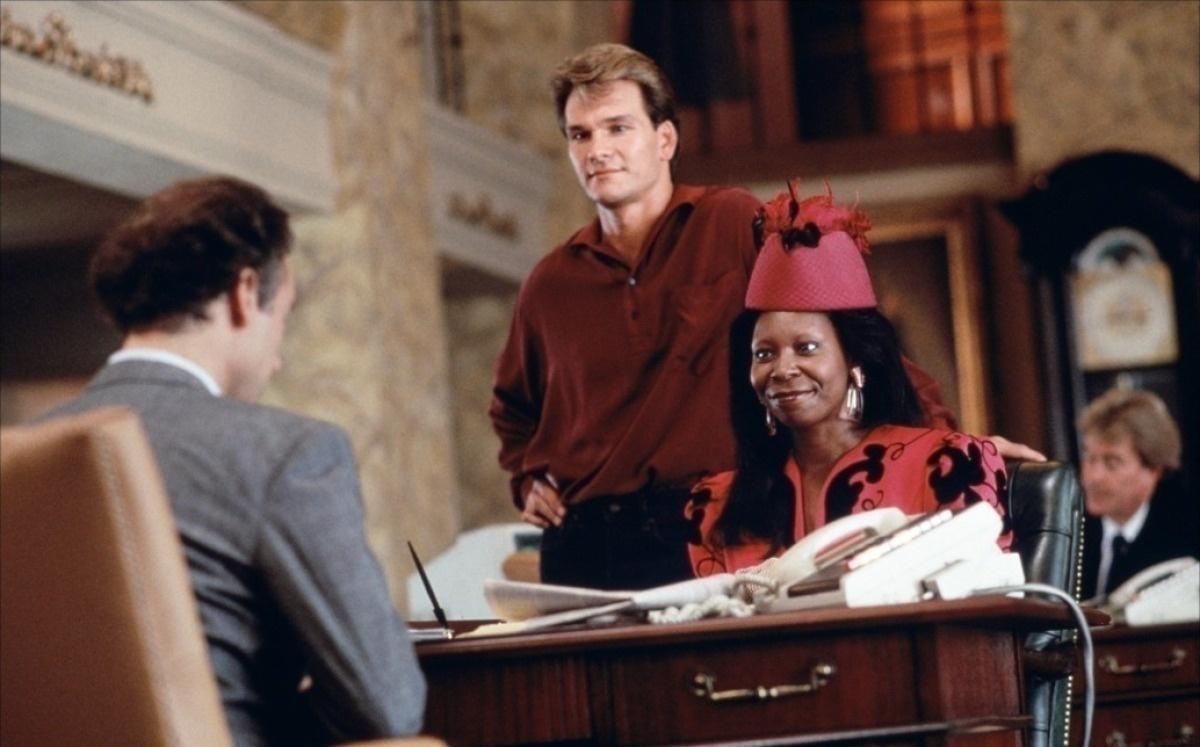 Whoopi Goldberg, Patrick Swayze e Bruce Jarchow em cena de "Ghost: Do Outro Lado da Vida" (1990) - Divulgação