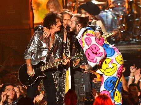 Post Malone divide o microfone com Steven Tyler e Joe Perry, do Aerosmith, no VMA 2018 - Michael Loccisano/Getty Images for MTV