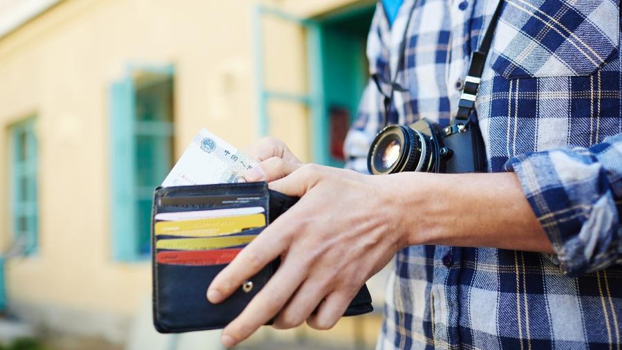 É aconselhável ter pelo menos dois meios de pagamento em uma viagem internacional - Getty Images/iStockphoto