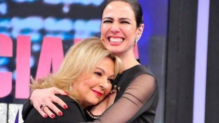 Luciana Gimenez abraça a mãe, Vera Gimenez, durante o "Luciana By Night" - Divulgação/RedeTV! - Divulgação/RedeTV!