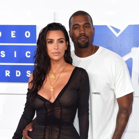 Kim Kardashian ao lado de Kanye West - Jamie McCarthy/Getty Images