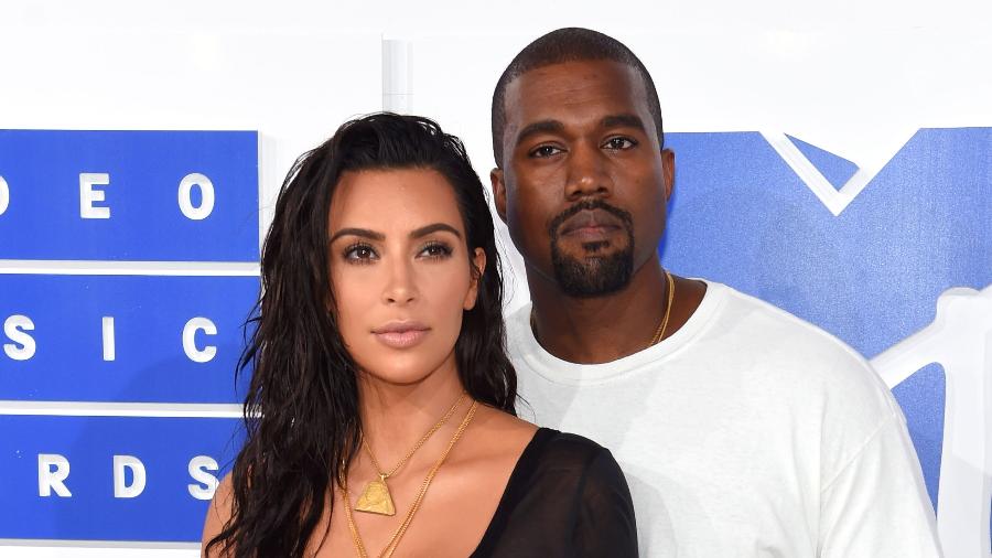 Kim Kardashian ao lado de Kanye West - Jamie McCarthy/Getty Images