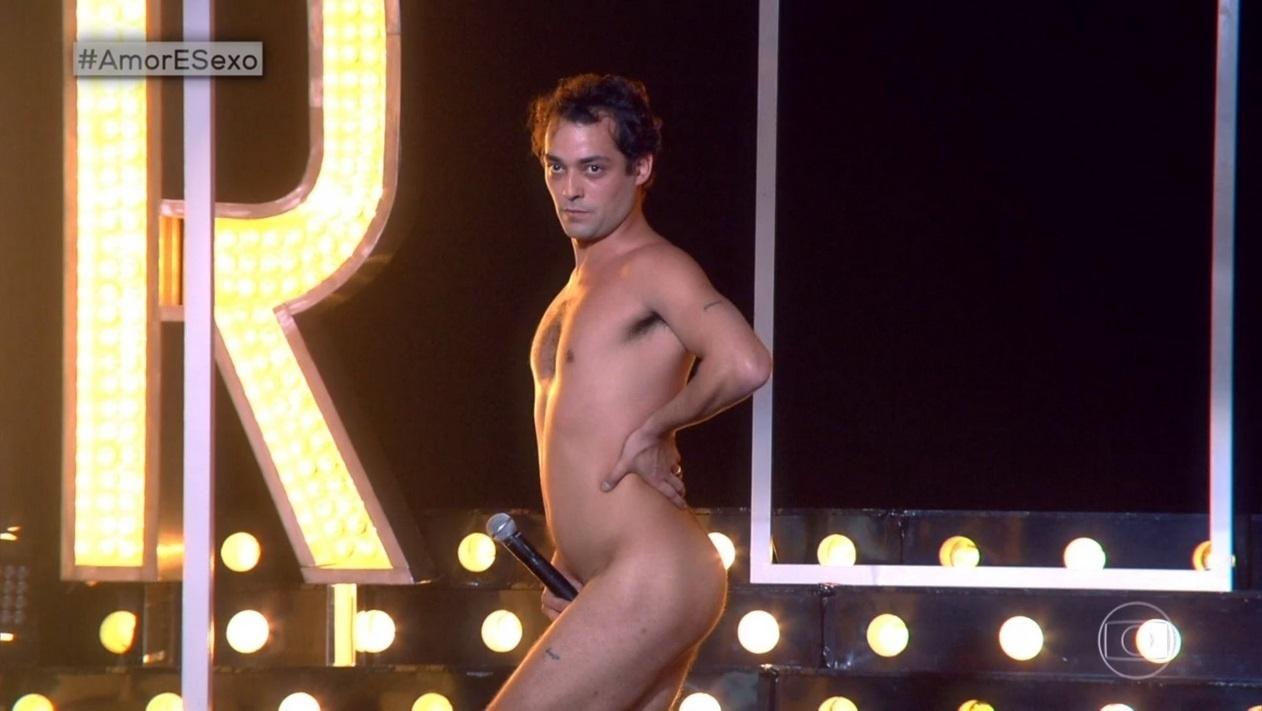 Eduardo Sterblitch "causou" no "Amor & Sexo" da última terça-feira (13), sobre nudez. O ator tirou a roupa e posou para retratos de nu artístico e cantou "Pelados em Santos", sucesso do Mamonas Assassinas, completamente pelado. - Reprodução/TV Globo