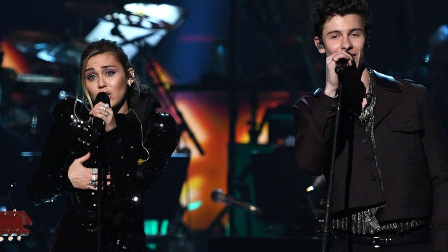 Miley Cyrus e Shawn Mendes cantam em tributo a Dolly Parton - Valerie Macon/AFP