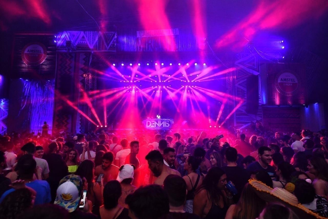 Público se empolga com o agito do Baile do Dennis no Carnaval do Mirante, em Belo Horizonte - Nereu Jr/UOL