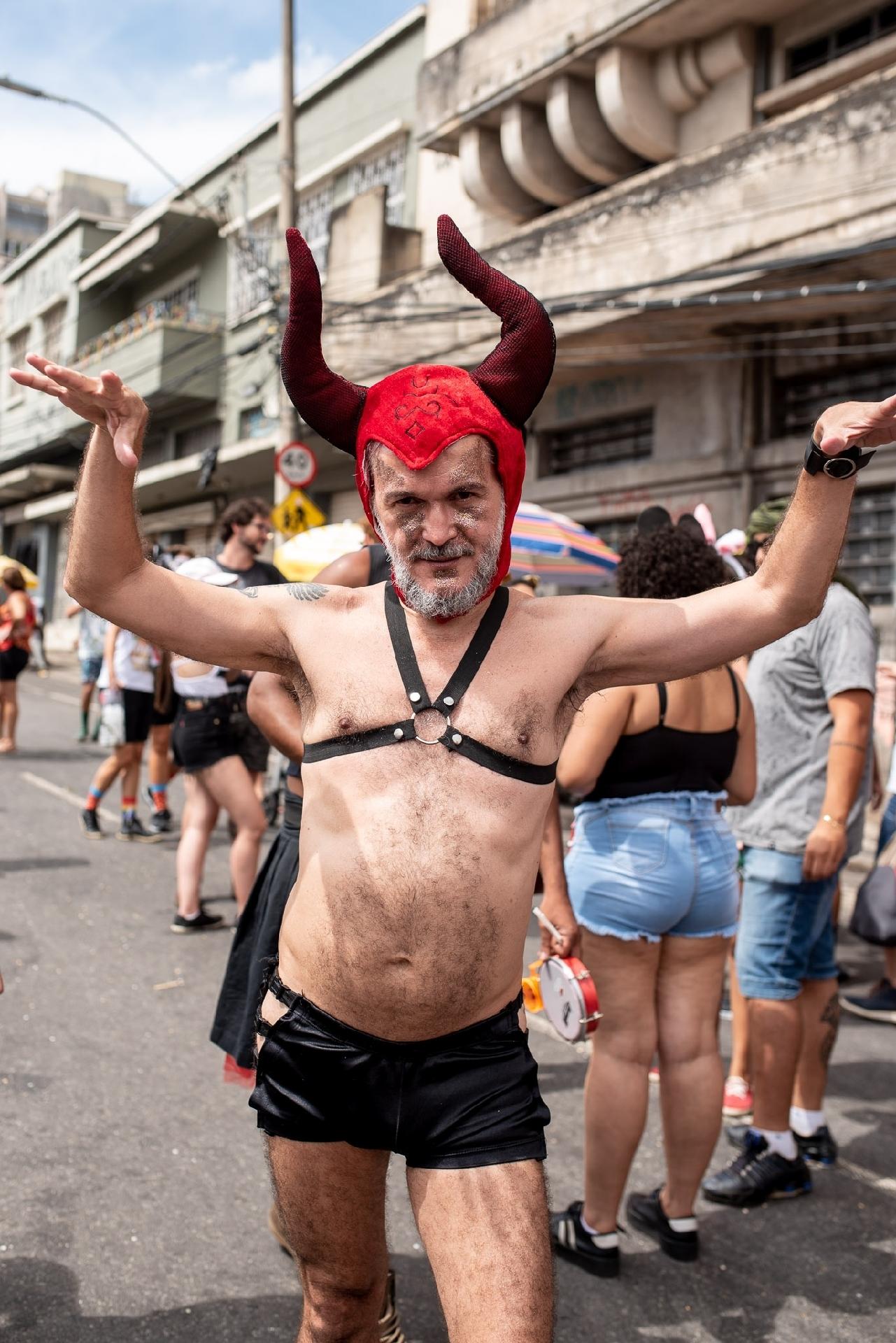 Criatividade marcou as fantasias da Corte Devassa, um dos blocos mais tradicionais de Belo Horizonte - Nereu Jr/UOL