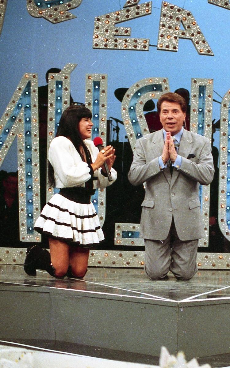 Mara Maravilha se diverte com Silvio Santos no palco do "Qual é a Música?" em 1990