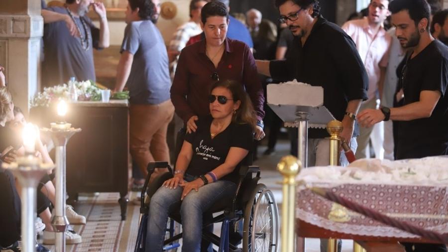 Claudia Rodrigues, que sofre de esclerose múltipla, vai ao velório de Lúcio Mauro de cadeira de rodas - Daniel Pinheiro/AgNews 