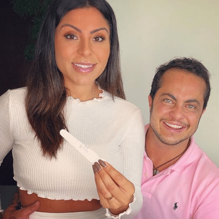 Andressa Ferreira e Thammy Miranda mostram teste positivo de gravidez - Reprodução/Instagram