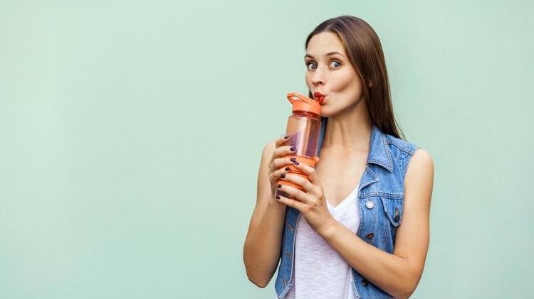 Manter garrafinha por perto é um bom jeito de se lembrar de beber água