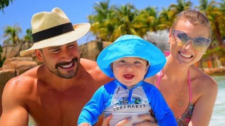 Julio Rocha, Karoline Kleine e o filho deles, José - Instagram/@juliorocha_