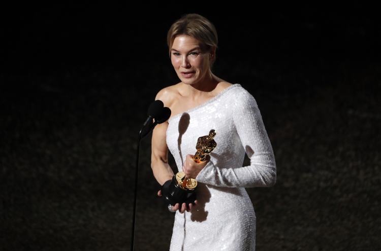 Renee Zellweger leva o Oscar de Melhor Atriz por "Judy: muito além do arco-íris"