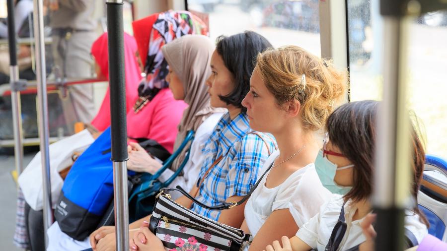 Mulheres sofrem com importunação sexual no transporte público - Getty Images