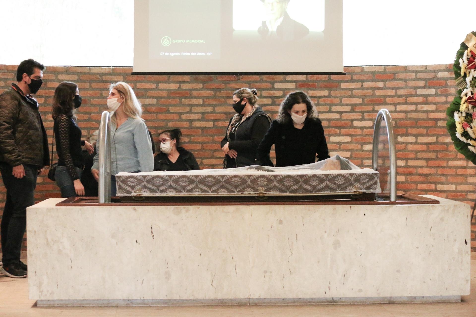 O velório de Arnaldo Saccomani contou com familiares e Mara Maravilha - AgNews
