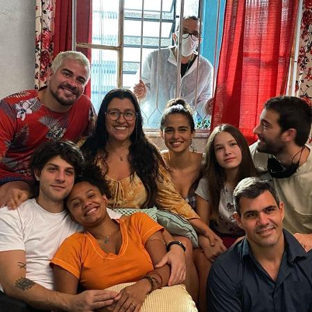 Thiago Martins repostou foto de Regina Casé para se despedir de "Amor de Mãe" - Reprodução/Instagram @reginacase