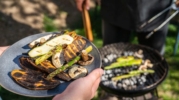 Vegetais na grelha: quanto maior superfície de contato, mais rápido chega no ponto - Getty Images - Getty Images