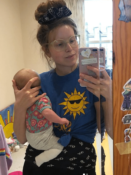 A atriz Jessie Cave com seu filho Tenn - Reprodução/Instagram