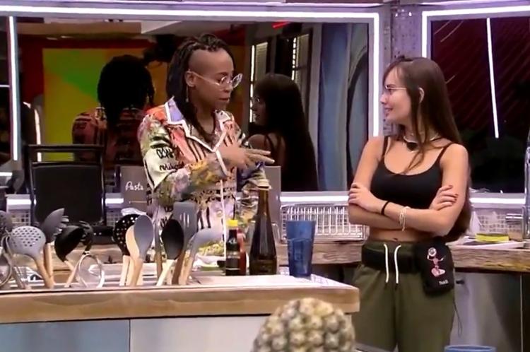 Karol Conká e Thaís conversam na cozinha - Reprodução Globoplay - Reprodução Globoplay
