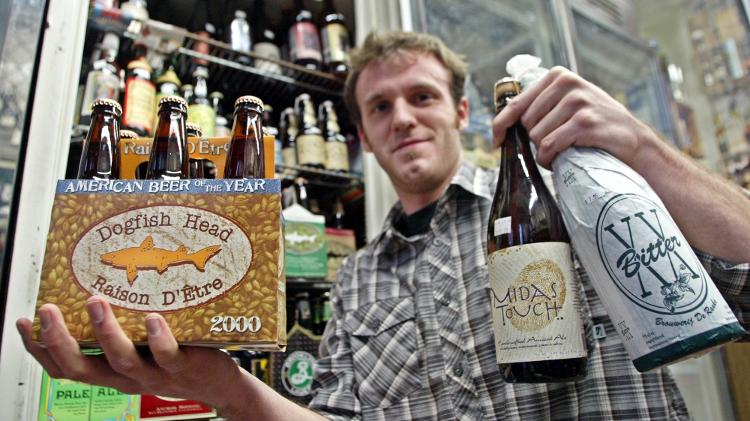 Jesse Merrithew com a Raison D'Etre e a Midas Touch, da Dogfish Head, e a De Ranke's Bitter - MediaNews Group via Getty Images - MediaNews Group via Getty Images