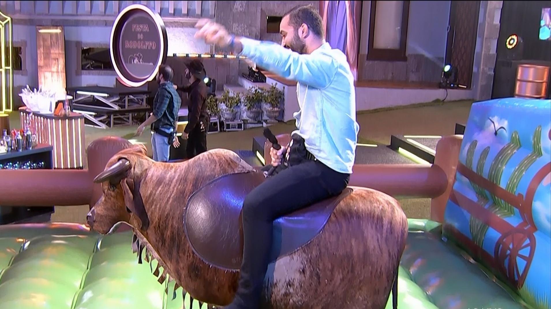 BBB 21: Gilberto no touro mecânico - Reprodução/Globoplay
