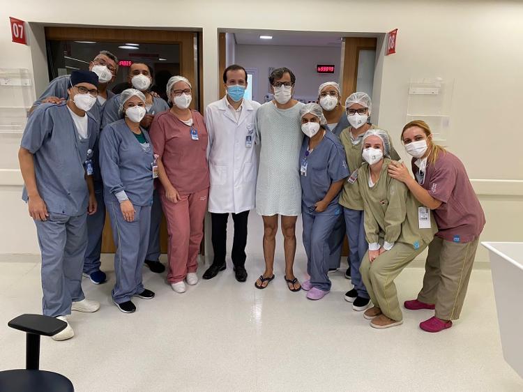 Vanderlei (ao centro), 64, com a equipe que o atendeu após um infarto e parada cardíaca de 40 minutos - Arquivo pessoal - Arquivo pessoal