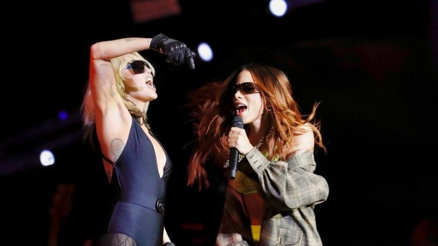 Miley Cyrus recebeu Anitta no Lollapalooza para cantarem "Boys Don"t Cry" - Mariana Pekin / UOL