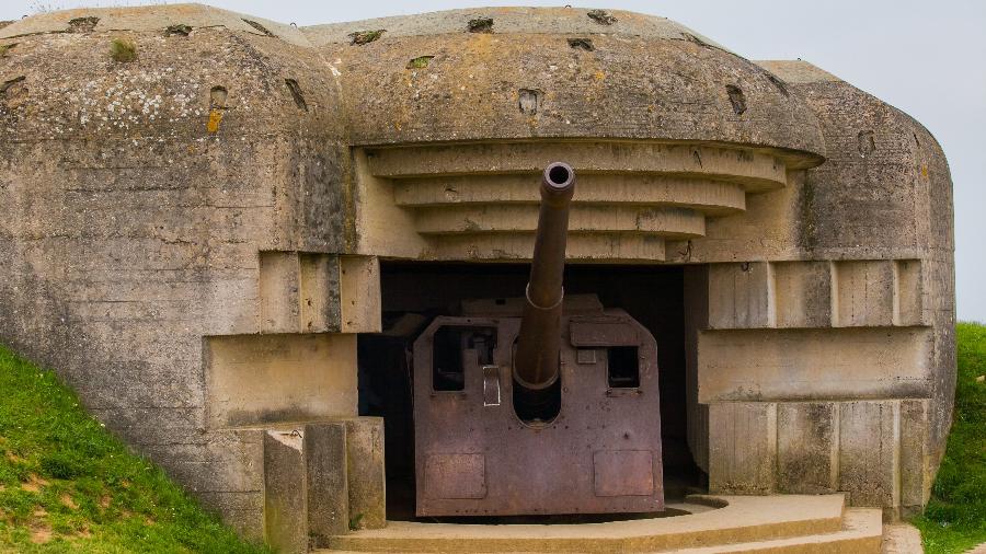 Um antigo bunker alemão com armamento quebrado e abandonado em Pointe du Hoc