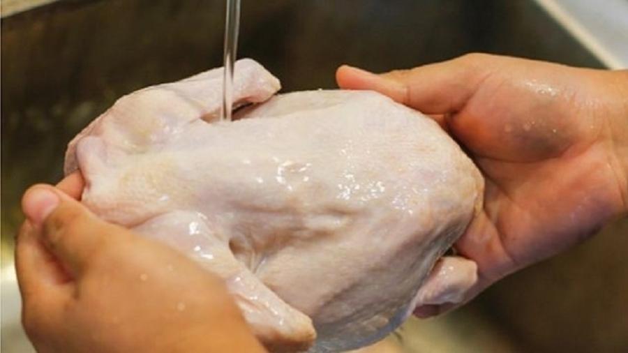 Lavar frango antes de cozinhar aumenta risco de espalhar bactéria Campylobacter - Getty Images