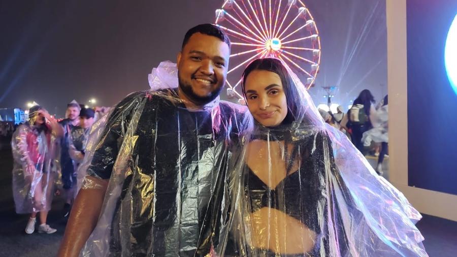 O casal Jhonatan e Giulia e precisou de uma capa de chuva no segundo dia do Rock in Rio - Filipe Pavão/UOL