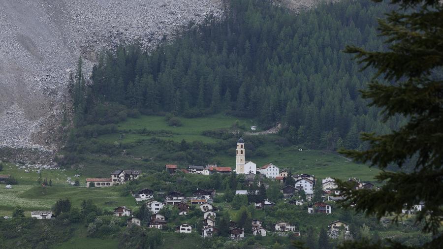 Toneladas de terra e rochas deslizaram de montanha e pararam a centímetros da pequena Brienz, nos alpes suíços - Sean Gallup/Getty Images