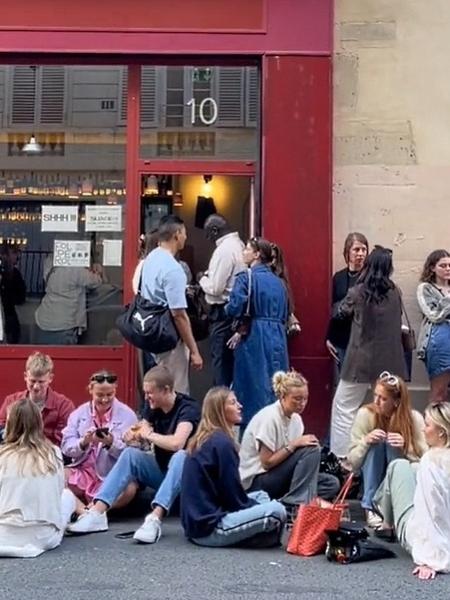 Clientes se amontoam em frente ao Folderol, em Paris