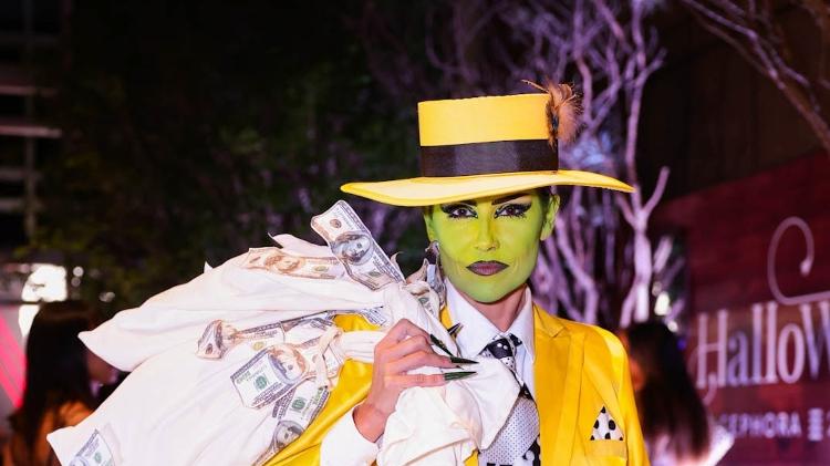 Deborah Secco se pintou de verde e encarnou O Máscara no baile de Halloween da Sephora