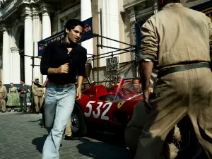 'Eu vendo carros para correr': a adrenalina e drama do filme 'Ferrari'