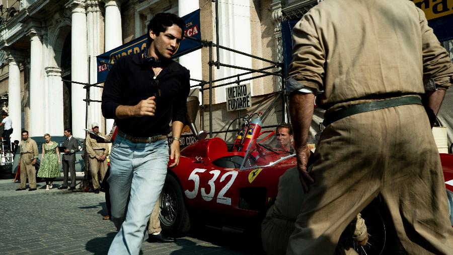 O brasileiro Gabriel Leone vive o espanhol Alfonso de Portago em "Ferrari", que estreia em fevereiro de 2024